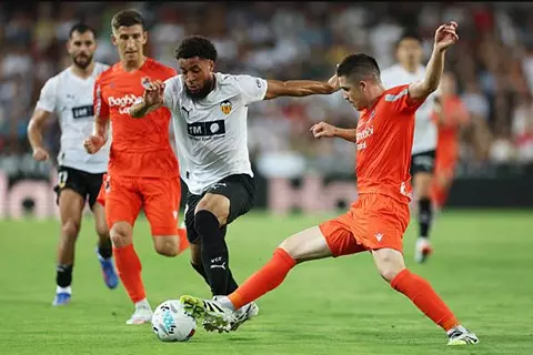 الدوري الإسباني.. ريال سوسيداد يتعادل أمام فالنسيا.. وفوز +90 لـ ألافيس ضد ليفانتي